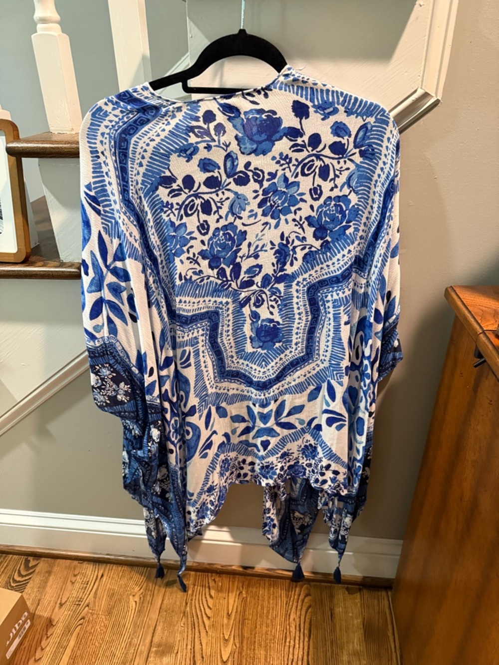 Vince Camuto Blue and White Floral Draped Kimono - Picture 4 of 4